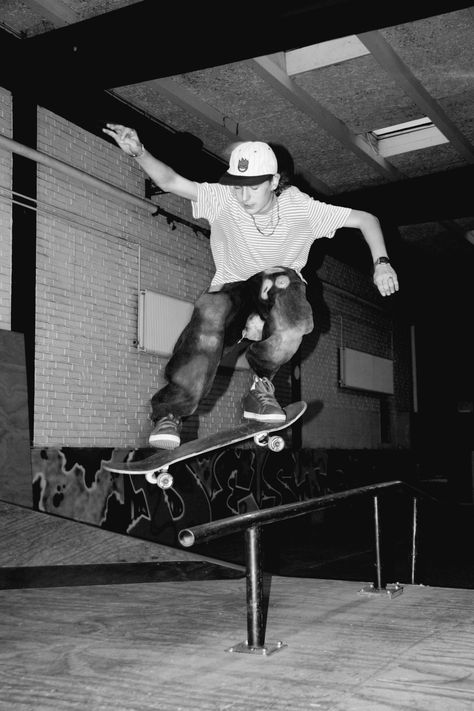 Skateboarding Black And White, Skater Moodboard, Black And White Skater Aesthetic, Person Skateboarding, Skateboard Black And White, Skater Portrait, Dark Skater Aesthetic, Skater Photography, Skate Photoshoot