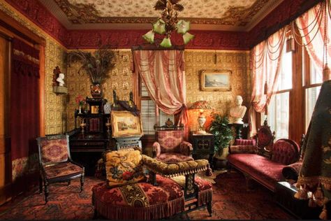 I need a room that looks like this! Victorian Rooms, Victorian House Interiors, Victorian Interior Design, Old House Interior, Victorian Parlor, Victorian Living Room, Victorian Home Interior, Victorian Home Decor, Victorian Interior