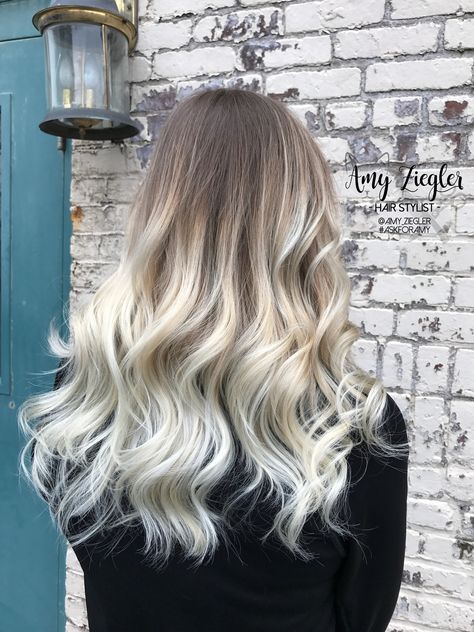 Platinum blonde balayage ombre with natural root by @askforamy Blonde Hair With Brown Roots, Blonde Balayage Ombre, Platinum Blonde Ombre, Blonde Ombre Hair, Braids Blonde, Baylage Hair, Platinum Blonde Balayage, Blonde Hair With Roots, Blonde Ombre Balayage