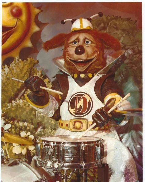 Rockafire Explosion, Character Information, Showbiz Pizza, Pizza Cat, Chuck E Cheese, Dreamcore Weirdcore, Retro Horror, Pizza Place, Cartoon Tv