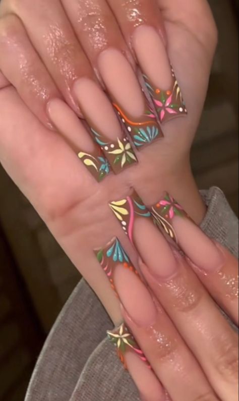 Brown Nail Ideas Short, Mexican Nails Designs Brown, Cantarito Inspired Nails, Mexico Aesthetic Nails, Vaquera Nail Ideas, Mexican Jarrito Nails, Mexican Theme Nails Acrylic, Brown Mexican Nails, Barro Nail Design