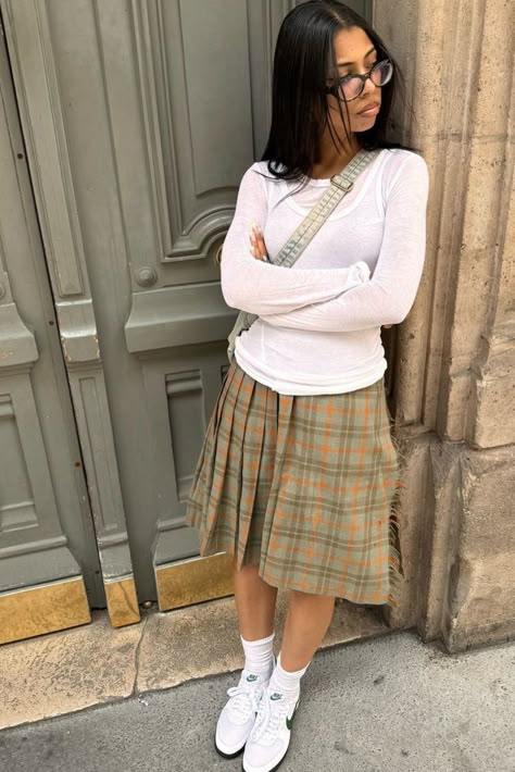 Shirt And Long Skirt Outfit, Plaid Midi Skirt Outfit, Fall Midi Skirt Outfit, Midi Skirt Outfit Fall, White Long Sleeve Shirt Outfit, Plaid Skirt Outfit, White Long Sleeve Tee, Smart Dressing, Warm Tights