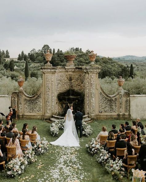 Tuscan Inspired Wedding, Money Wedding, Ceremony Florals, Romantic Dream, Tuscan Inspired, Tuscan Villa, Wedding Altars, Tuscan Wedding, Wedding Money