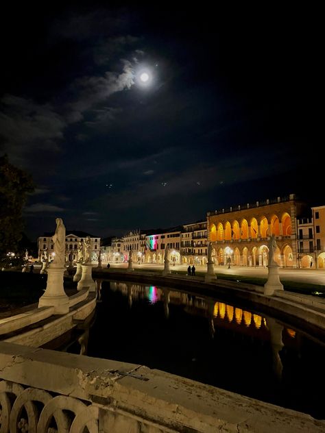 Padova Italy, Milan Travel, Heart Iphone Wallpaper, Moon Light, Paris Skyline, Sydney Opera House, Milan, In Italy, Moon