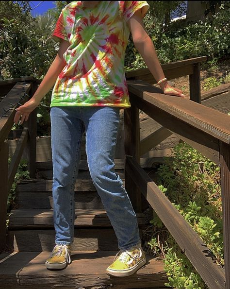 indie tie dye shirt and jeans Tie Dye Shirt Outfit Aesthetic, Tie Dye Shirt Aesthetic, Trendy Fitted Tie Dye T-shirt, Tie Died Tshirts Aesthetic, Tie Dye Shirt Outfit, Tie Dye Grunge Top, Grunge Tie-dye Top, High School Fashion, Tie Dye Outfits