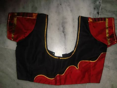 Black And Red Blouse Designs, Black Welwet Blouse Designs, Simple Red Blouse Designs, Designer Black Blouse Patterns, Plain Black Blouse Designs, Plain Saree Blouse, Fancy Sarees Latest, Plain Saree With Designer Blouse, Simple Blouse Design