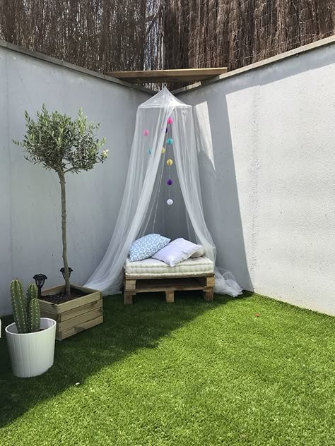 ANTES Y DESPUÉS : la terraza de arriba de la casa de Barcelona - Boho Deco Chic Small Balcony Plants, Home Decor Balcony, Small Space Garden, Balcony Makeover, Mirror Decor Living Room, Space Garden, Balcony Decoration, Balcony Gardening, Indoor Ideas