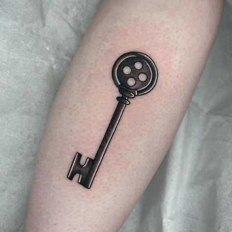 Flying Key Tattoo, Coraline Key Tattoo, Coraline Flash Tattoo, Coraline Flash, Flash Tattoo Ideas, Coraline Key, Tatuaje Studio Ghibli, Coraline Tattoo, Button Tattoo