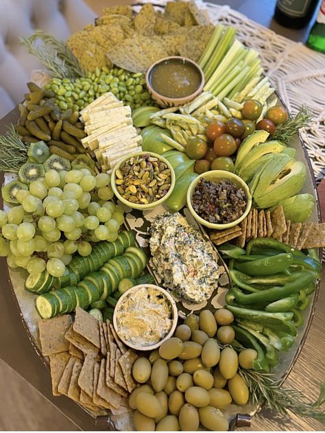 Green Food Party, Pickle Platter, Snack Platters, Charcuterie Board Meats, Charcuterie Appetizers, Green Snacks, Snack Platter, Charcuterie Inspiration, Snack Board