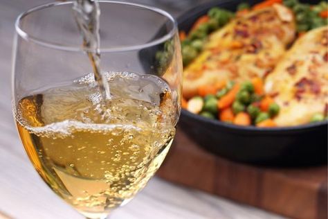 Chardonnay Food Pairing: 30 Best Foods with Oaked and Unoaked Chardonnay - Unraveling Wine Chardonnay Pairing Appetizers, Seafood Background, Chardonnay Pairing, Chardonnay Food Pairing, Wine Pouring, Apple Pork Tenderloin, Chardonnay Wine, Salads To Go, Food Pairing