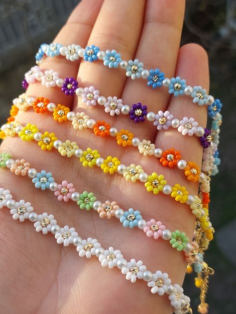 MutlucesniHandmade - Etsy Small Bead Bracelets Ideas Flower, Beaded Bracelets Patterns, Daisy Gifts, Daisy Bracelets, Spring Bracelets, Daisy Chain Bracelet, Daisy Flower Bracelet, Flower Beaded Bracelet, Beaded Flower Bracelet