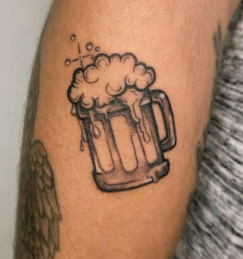 Beer Flash Tattoo, Beer Tattoo Ideas, Beer Tattoo, Tattoos Masculinas, Beer Tattoos, Black Skull Tattoo, Bottle Tattoo, Upper Arm Tattoos, Sketch Tattoo Design