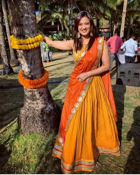 Mehandi Function Outfit For Bride, Yellow And Orange Lehenga, Sarees For Haldi Ceremony, Haldi Half Saree For Bride, Haldi Lehanga Ideas, Orange Haldi Outfit For Bride, Shweta Tiwari Instagram, Orange Haldi Outfit, Yellow And Orange Outfit