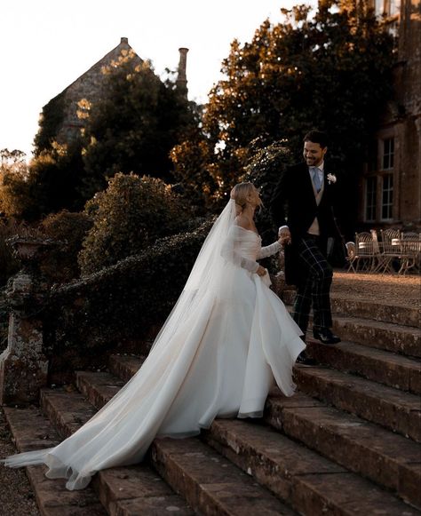 Off The Shoulder Wedding Gown, Satin Bridal Dress, Wedding Dress Off The Shoulder, Wedding Portrait Poses, Modest Wedding Dress, Wedding Picture Poses, Wedding Photography Styles, Wedding Photos Poses, Foto Poses