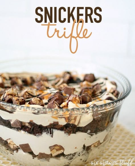 Snickers Trifle, Brownie Trifle Recipe, Oreo Trifle, Snickers Recipe, Snicker Brownies, Trifle Bowl Recipes, Trifle Dessert Recipes, Brownie Trifle, Cheesecake Trifle