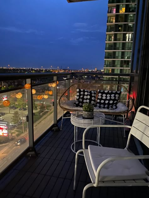 New York Apartment With Balcony, Korean Apartment Balcony, Big Balcony Design, Korean Balcony, Balkon Aesthetic, Apartment Balcony Aesthetic, Japanese Balcony, Aesthetic Balcony, Balcony Modern