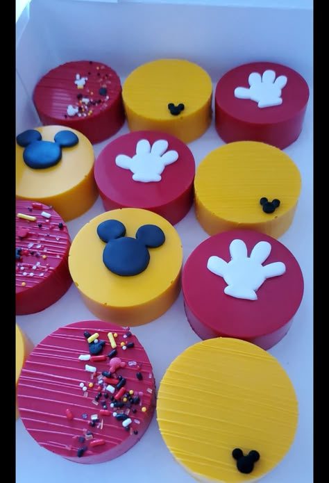 Mickey Mouse Oreo Pops, Custom Oreos, Mickey Mouse Oreos, Sweet Treat Business, Mickey Mouse Desserts, Mickey Cake Pops, Fall Cake Pops, Mickey Mouse Treats, Mickey Party Ideas