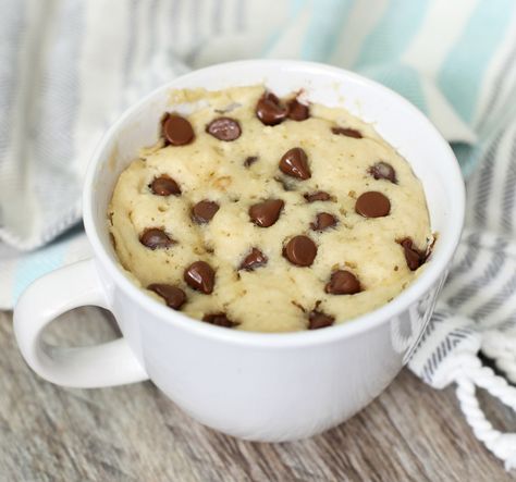 This vanilla mug cake with chocolate chips is quick and easy to make in the microwave. It's the perfect single serve dessert to satisfy your sweet tooth! Mug Cake Vanilla, Funfetti Mug Cake, Single Serve Dessert Recipes, Vanilla Mug Cake, Cake Microwave, Chocolate Chip Cake Recipe, Milk Substitute, Chocolate Chip Mug Cake, Egg Substitute