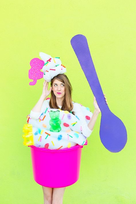 DIY Fro-yo Costume | studiodiy.com Snapchat Followers, Minion Diy, Ice Cream Costume, Popcorn Costume, Food Halloween Costumes, Banana Costume, Meme Costume, Fro Yo, Halloween Camping