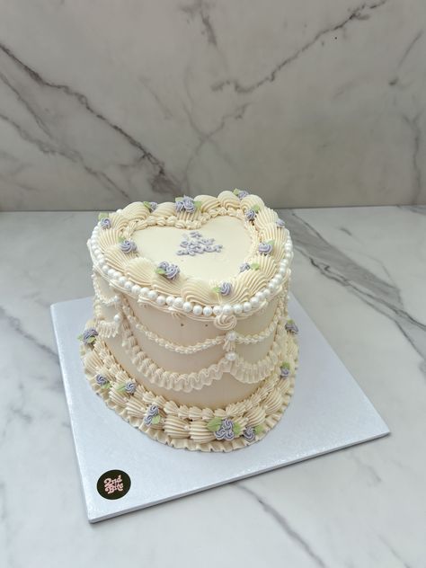 Ivory beige vintage heart cake with purple rosettes for an anniversary Vintage Anniversary Cake, Cakes For Anniversary, Purple Vintage Cake, Anniversary Heart Cake, Beige Cake, Heart Cake Design, Vintage Heart Cake, Anniversary Cake Designs, Purple Cake