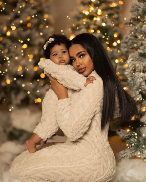 Family Christmas Pictures Outfits, Mommy Daughter Photoshoot, Mommy Daughter Pictures, Christmas Pictures Outfits, Cute Pregnancy Pictures, Mommy And Baby Pictures, Mommy And Me Photo Shoot, Maternity Photoshoot Poses, Mommy Goals