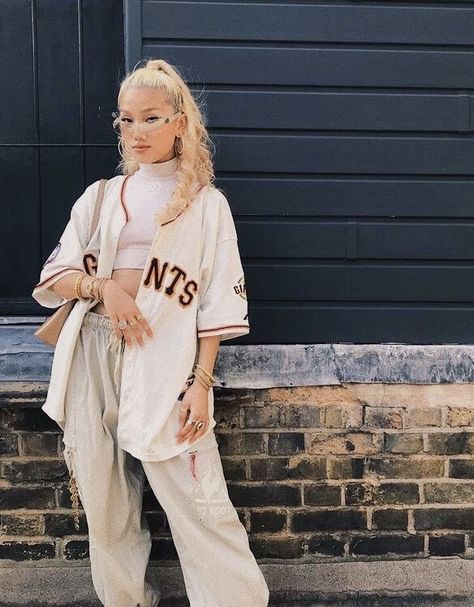 Jersey Baseball Outfit, Athletic Street Style, Baseball Jersey Outfit Women, Sporty Casual Style, Baseball Jersey Outfit, Comfy Jeans Outfit, Hiphop Style, Alt Outfits, Tommy John