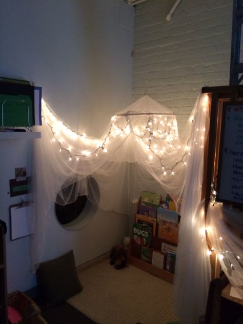 Library - Reggio Inspired Environment....or over dramatic play area? Fairy Light Classroom, Sensory Reading Corner, Classroom Fairy Lights, Classroom Canopy, Library Corner, Reggio Emilia Classroom, Reggio Inspired Classrooms, Reggio Classroom, Preschool Rooms