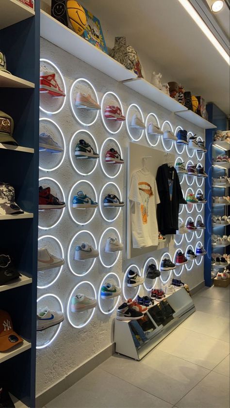 Sneakers Shop Interior Design, Shoe Display Ideas Boutiques, Sneakerhead Room, Tennis Store, Shoe Store Design, Sneaker Displays, Store Shelves Design, Clothing Store Interior