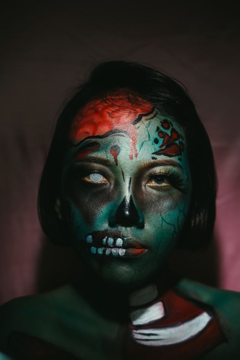 Zombie Half Face Makeup, Green Zombie Makeup, Cute Zombie Makeup, Scary Zombie Makeup, Skeleton Makeup Kids, Zombie Girl Makeup, Halloween Makeup Zombie, Easy Zombie Makeup, Zombie Face Makeup