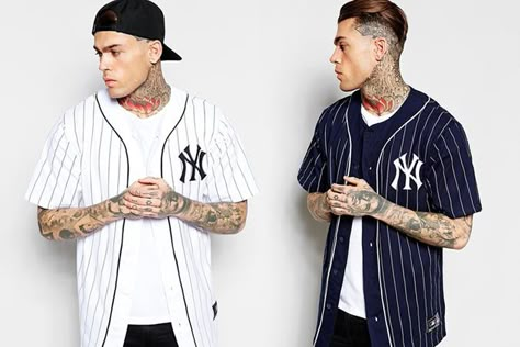 Baseball Jersey Outfit Men, Baseball Jersey Fashion, Baseball Jersey Outfit Women, Baseball Shirt Outfit, Jersey Outfit Men, Af1 Outfit, Yankees Outfit, Basketball Jersey Outfit, Baseball Jersey Outfit