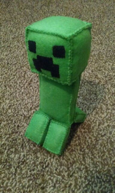 Minecraft Creeper Plushie I made for my nephew. He is made out of soft felt Minecraft Felt Crafts, Minecraft Sewing Projects, Felt Minecraft, Minecraft Sewing, Felt Plushies, Minecraft Diy, Minecraft Toys, Ninjago Party, Diy Minecraft