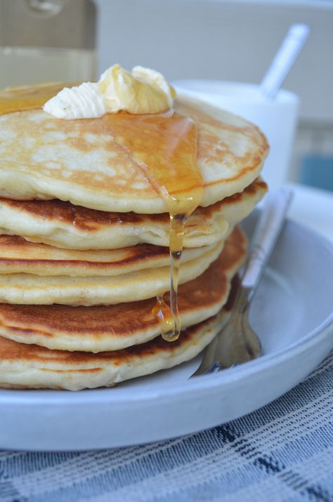 Fluffy Vanilla Pancakes, Vanilla Pancakes Recipe, Small Batch Pancakes, Small Batch Pancake Recipe, Easiest Pancake Recipe, Persian Breakfast, Retreat Food, Strawberry Pancake, Basic Pancake Recipe