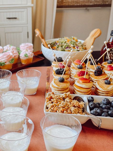 Simple brunch idea. Mini pancakes and parfait bar. Baby shower idea. Diy Breakfast Buffet, Diy Parfait Bar, Pajama Baby Shower Theme, Bougie Brunch Ideas, Pajama Party Baby Shower Ideas, Baptism Brunch Ideas, Parfait Bar Brunch Party, Pancakes And Panties Party, Pancakes And Pacifiers