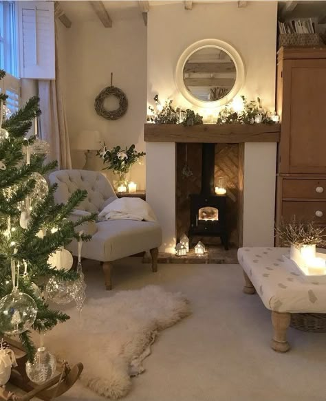 Christmas Lounge Room Decorating Ideas, Log Burner Christmas Decorations, Cosy Christmas Living Room, Christmas Fireplace Decorations Ideas, Fireplace Mantle Decor Christmas, Fireplace Ideas Christmas, Mantlepiece Styling, Fireplace Decorations Christmas, Christmas Fireplace Mantle Decor