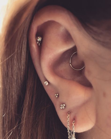 Ear piercing. Daith, helix, lobe. Midi Ear Piercing, Midi Piercing, Ear Piercing Daith, Piercing Tour, Piercing Daith, Piercings Ideas, Ear Piercings Chart, Ear Lobe Piercings, Tragus Piercing