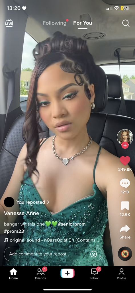 Prom Hair Latina, Mixed Girl Prom Hairstyles, Hair Sweet 16, Hairstyles For Long Hair Latina, Updo Side Part, Senior Prom Hairstyles, Baddie Prom Hairstyles, Sweet 16 Hairstyles Black, Quinceañera Green