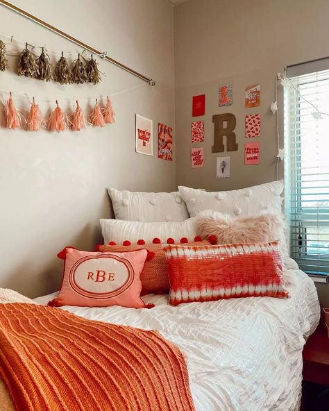 Dorm room inspo via https://www.instagram.com/lovedbyrileyb/ Dorm Room Pictures, Boho Dorm Decor, Dorm Themes, Dorm Room Wall Art, Orange Theme, Dorm Room Wall Decor, College Room Decor, Apartment Walls, Cool Dorm Rooms