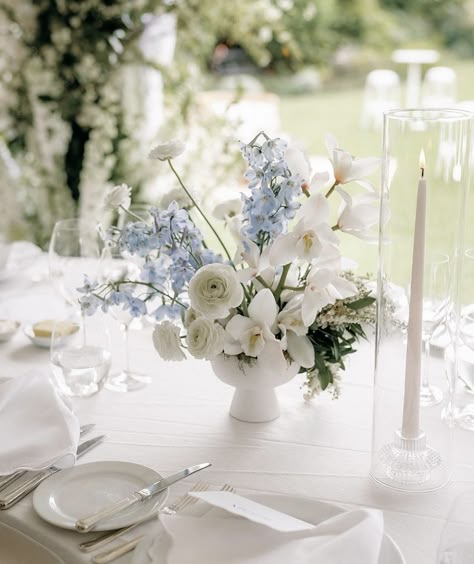 Simple Garden Theme Wedding, Wedding Florals Blue And White, Blue White Floral Arrangements, White And Blue Floral Centerpieces, White And Blue Wedding Centerpieces, Elegant Wedding Flower Arrangements, Blue And White Flowers Wedding, Simple Table Decorations Wedding, Round Wedding Table Decorations