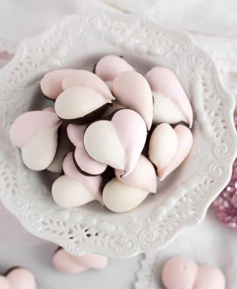 Valentine Meringues, Heart Meringue, Air Chocolate, Meringue Marshmallow, Cookies Business, Kids Food Art, Welcoming Party, Small Batch Desserts, Tea Parlor