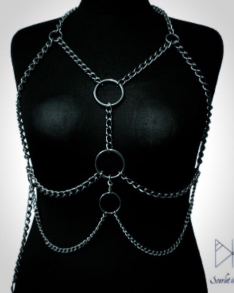 Whips And Chains Outfit, Chains On Clothes, Diy Body Chain Harness, Chain Outfit Aesthetic, Diy Body Chain, Chain Outfit, Chainmail Patterns, Emo Jewelry, Chains Aesthetic