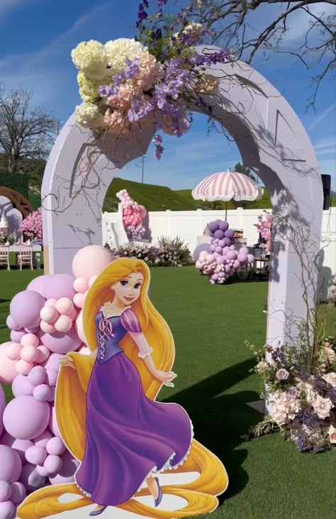 Repunzle Birthday Decoration, Rapunzel Backdrop, Rapunzel Birthday Party Decorations, Rapunzel Themed Birthday Party, Adele Birthday, Kids Party Rentals, Bolo Rapunzel, Rapunzel Cake, Tangled Birthday Party