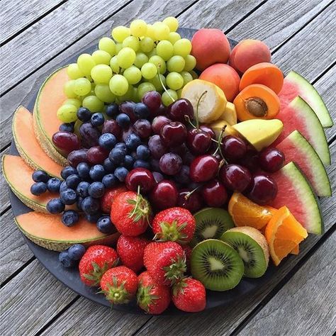 Fruits Plating, Plating Ideas, Fruits Decoration, Fruit Platter Designs, Party Food Buffet, Party Food Platters, Food Displays, Fruit Platter, Beauty Standards