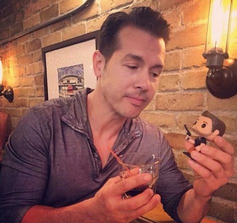 Gefällt 157 Mal, 3 Kommentare - Antonio Dawson Fan Chicago pd (@antoniodawsonfanchicago) auf Instagram: „Awww Antonio's got himself a mini Dawson 😁🥰🚔 #jonseda #antoniodawson #nbcchicagopd #Detective…“ Neil Melendez, Jon Seda, Antonio Dawson, La Brea, Chicago Family, Taylor Kinney, Chicago Med, One Chicago, Sophia Bush