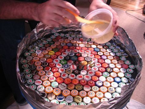 Bottle Cap Table with Poured Resin Surface - or could be used to make a tray. Great for deck or porch. Diy Resin Casting, Bottle Cap Table, Beer Bottle Caps, Bottle Cap Art, Cap Art, Beer Caps, Bottle Cap Crafts, Bottle Top, Bottle Caps