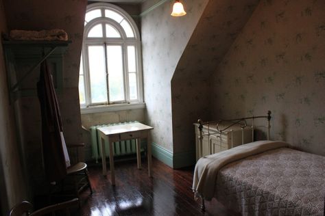 Servant Quarters, Vampire House, Victorian Maid, Old House Interior, Paddy Kelly, January 5th, Studio Apartment Decorating, Le Chateau, House Room