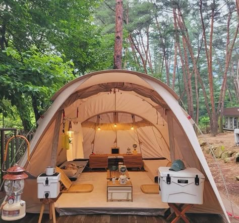 Festival Glamping Campsite, Big Camping Tents, Cozy Camping Tent Set Up, Tenda Camping Aesthetic, Big Tents For Camping, Camping Tent Aesthetic, Cozy Camping Tent, Glamping Aesthetic, Cooler For Camping