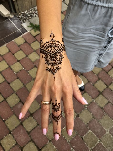 Tattoo studio Life Line Henna Forearm, Haircut Edgy, Henna Tattoo Design, Black Light Tattoo, Henna Tattoo Stencils, Edgy Bob, Beautiful Tattoos For Women, Henna Tattoo Hand, Henna Body Art