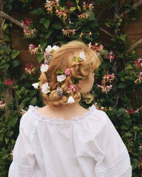 Cottagecore Hairstyles, Whimsical Hair, Old Dress, Flowers In Her Hair, Princess Aesthetic, Cottagecore Aesthetic, Jolie Photo, 인물 사진, Looks Vintage