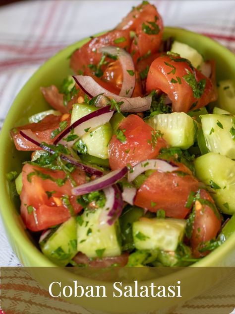 A Turkish summer salad made with juicy summer tomatoes, cucumbers, and green peppers. Simple Side Salad, Turkish Salad, Great Dinner Recipes, Fun Dinner, Cold Lunches, European Recipes, Kebab Recipes, Turkish Food, Work Meals