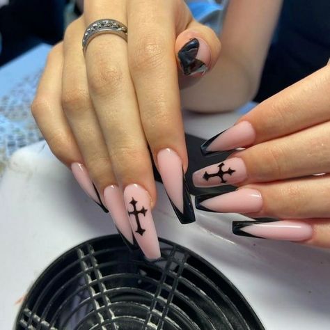 Nails On Brown Skin Black Women, Goth Nails Ideas, Nails Hippie, Nails Fire, Black Acrylic Nail Designs, Art Designs Ideas, Black Acrylic Nails, Hippie Nails, Punk Nails